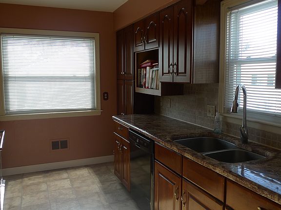 3rd image of 2818 Fernwood Ave