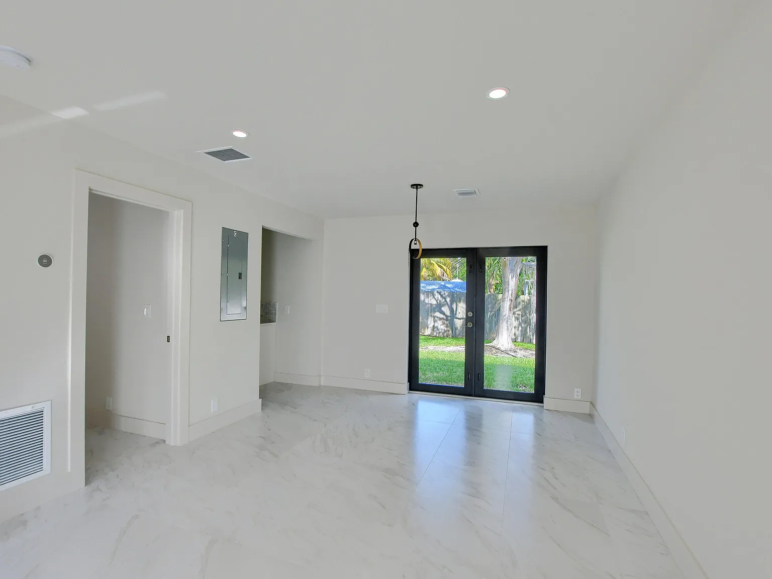 1 bed, 1.0 bath, 1800 sqft, $2,300 — Photo 2