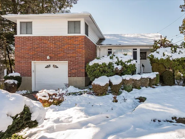 9 Walnut Place, Massapequa, NY 11758