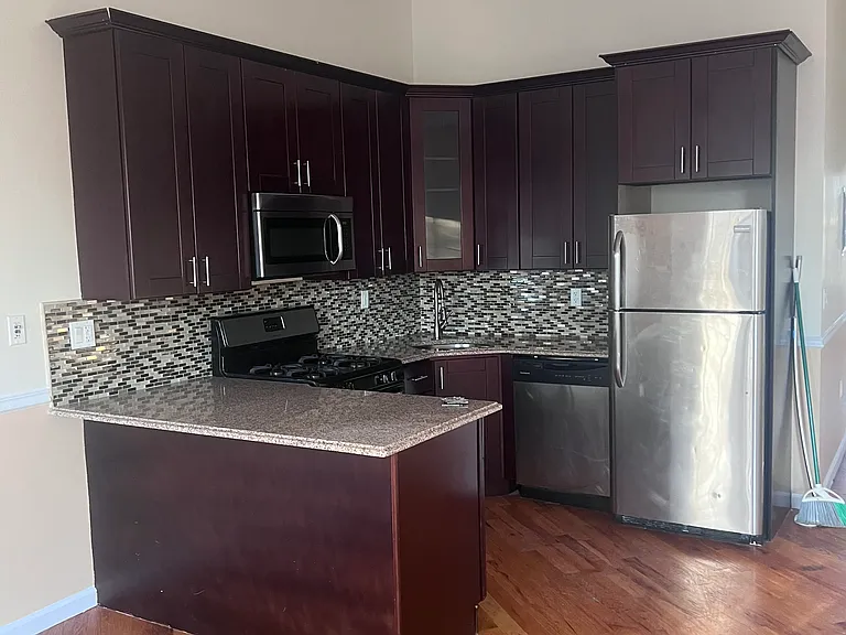 499 Linwood St #2 — Photo 4