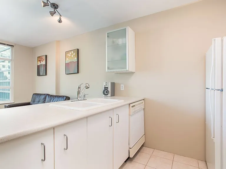438 Seymour St #806 — Photo 2