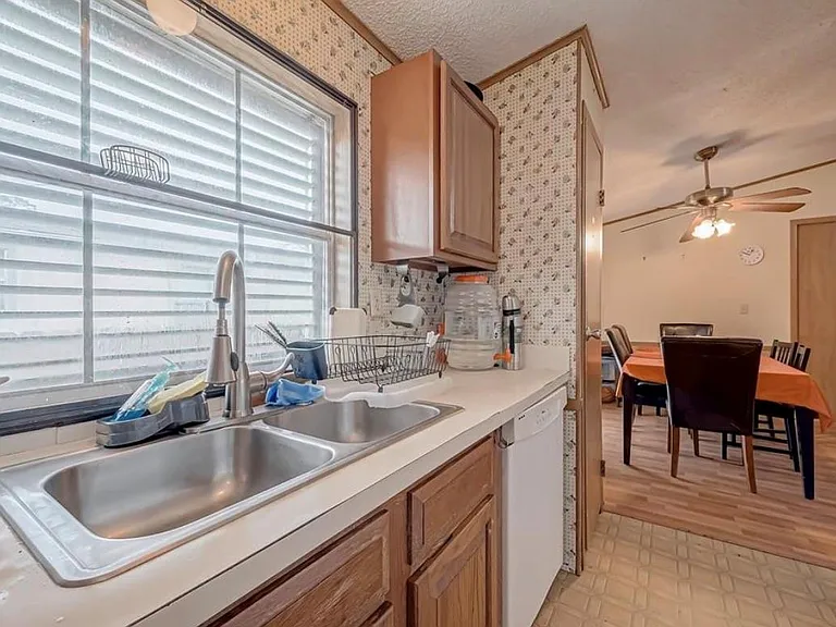 1201 Pampas Ln — Photo 3