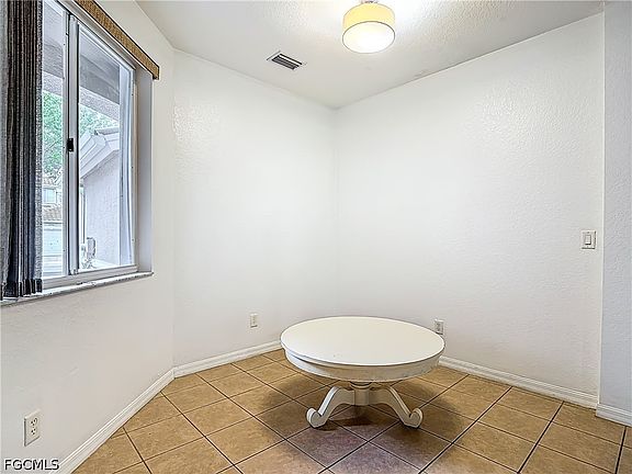 5th image of 10043 Salina St