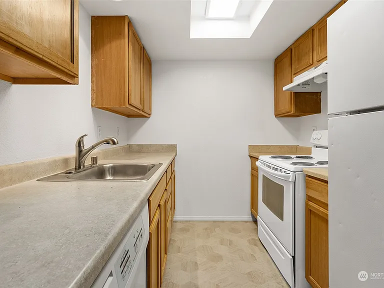 1121 S Woodlawn St #1 — Photo 6