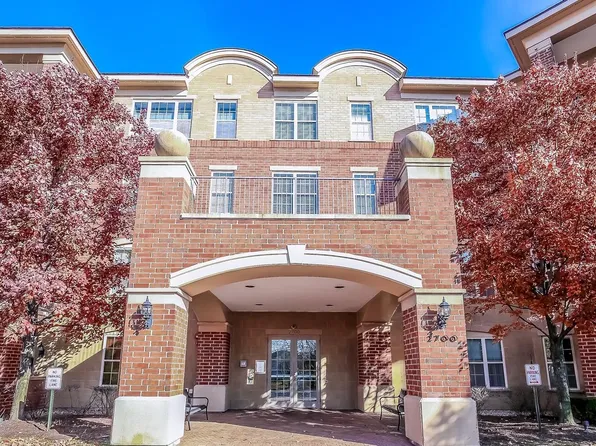 2700 Summit Dr, Glenview, IL 60025