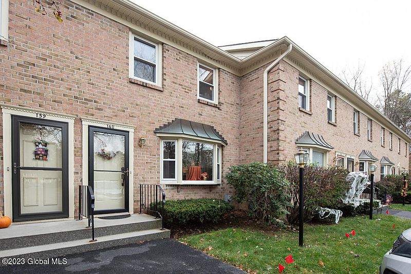 3rd image of 160 Williamsburg Court