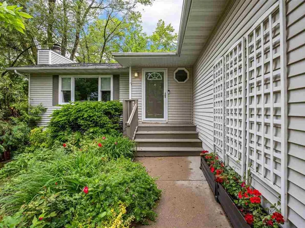 1123 Village Farm Ct, Iowa City, IA 52240