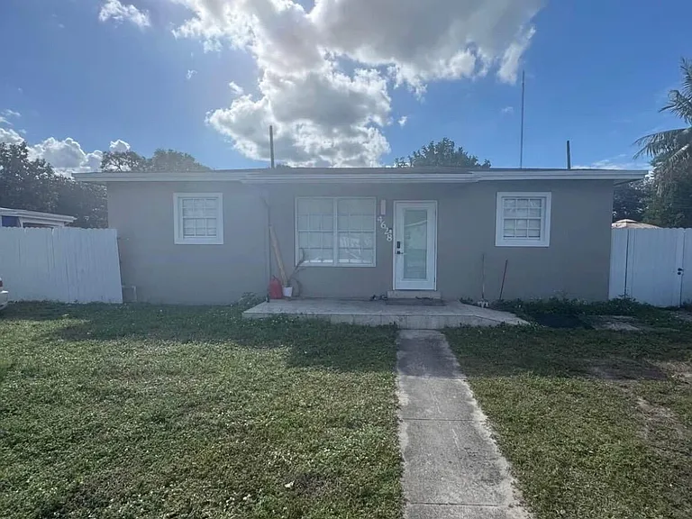 4628 SW 32nd Dr — Photo 1