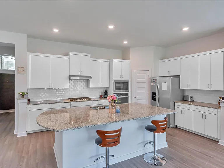 563 Saturnia Dr — Photo 6