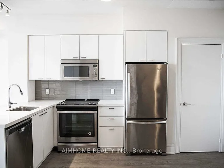 30 Roehampton Ave #2101 — Photo 5