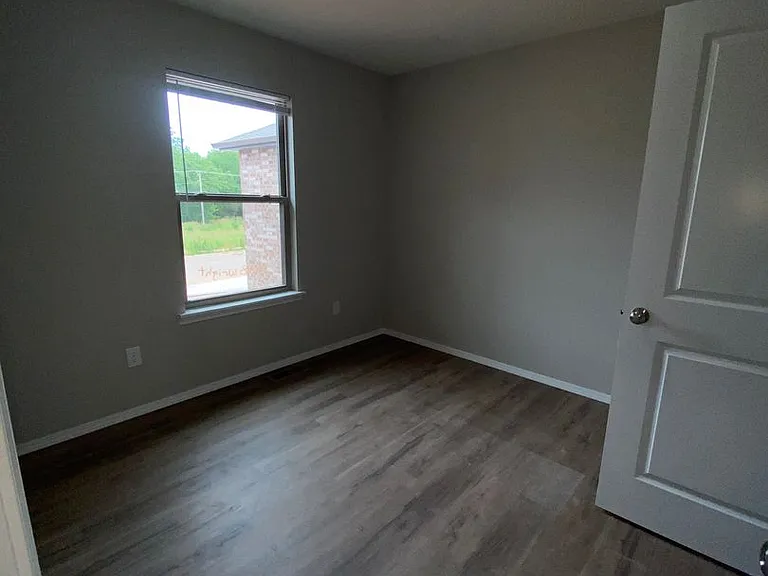 408 E Wright St — Photo 5