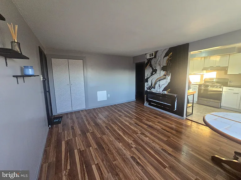 529 Foster St — Photo 5
