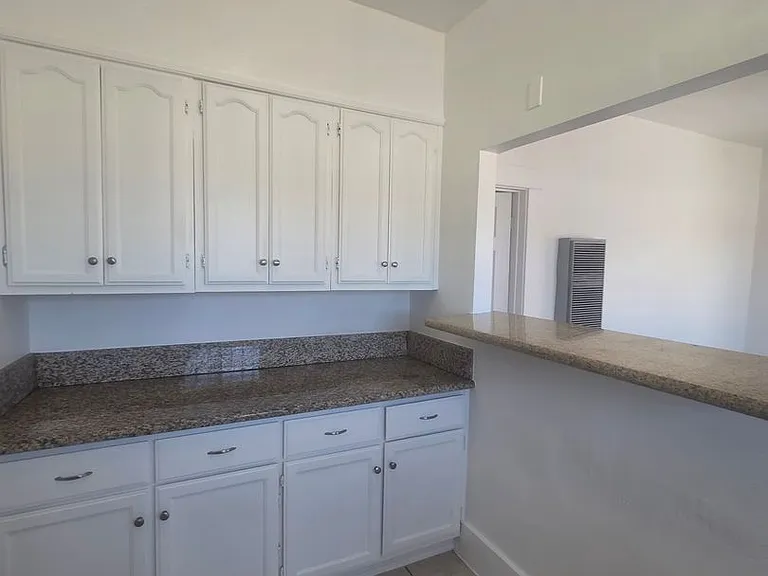324 E Esther St — Photo 5