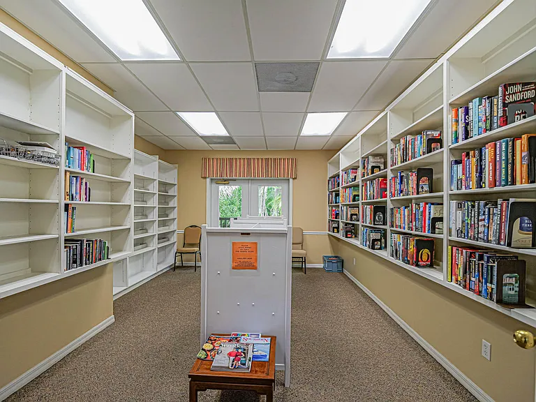 335 Hawthorne Ln — Photo 33