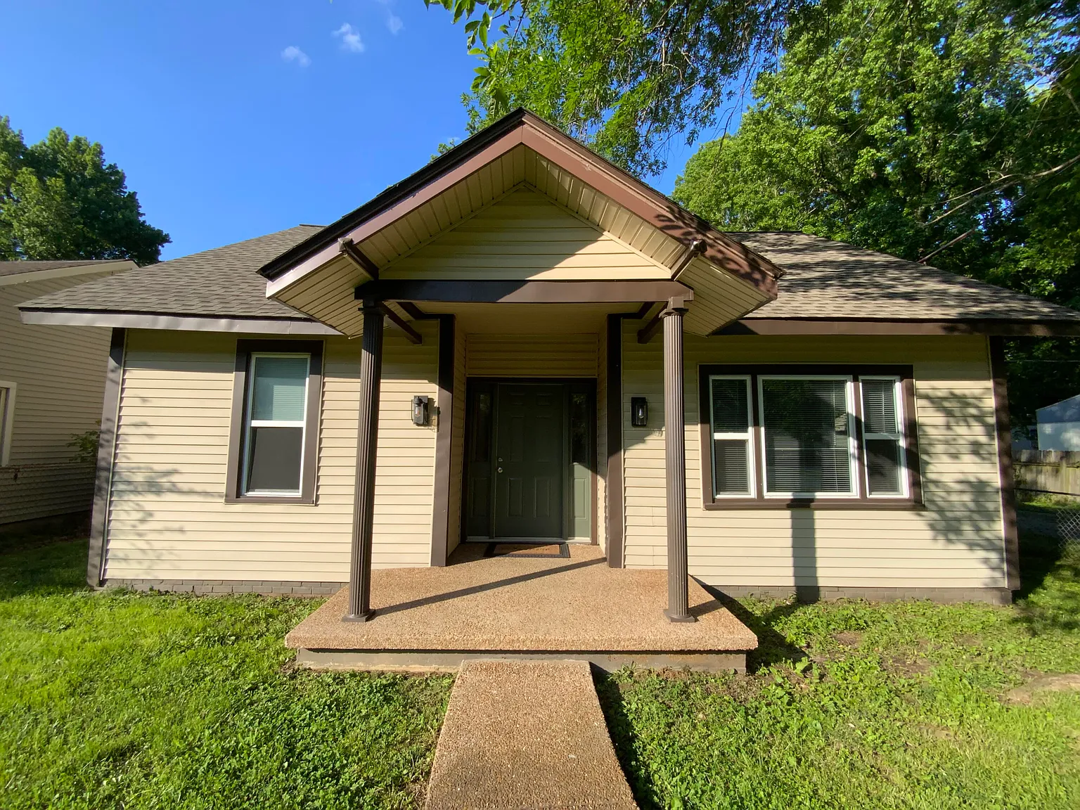 2 bed, 1.0 bath, 1218 sqft, $1,200 — Photo 1