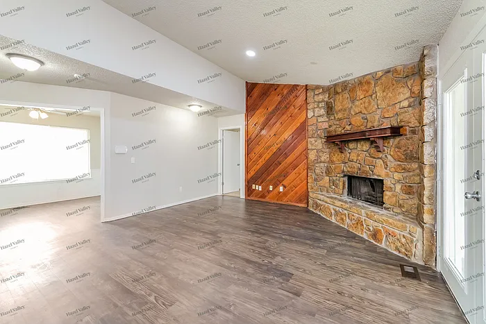 950 Twisted Oak Dr — Photo 4