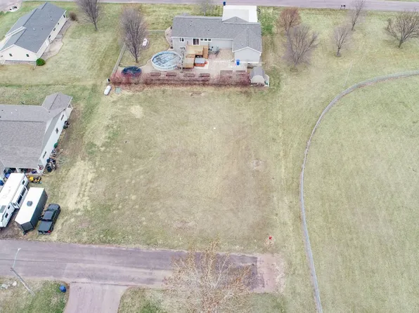 302 E 6th St, Hills, MN 56138