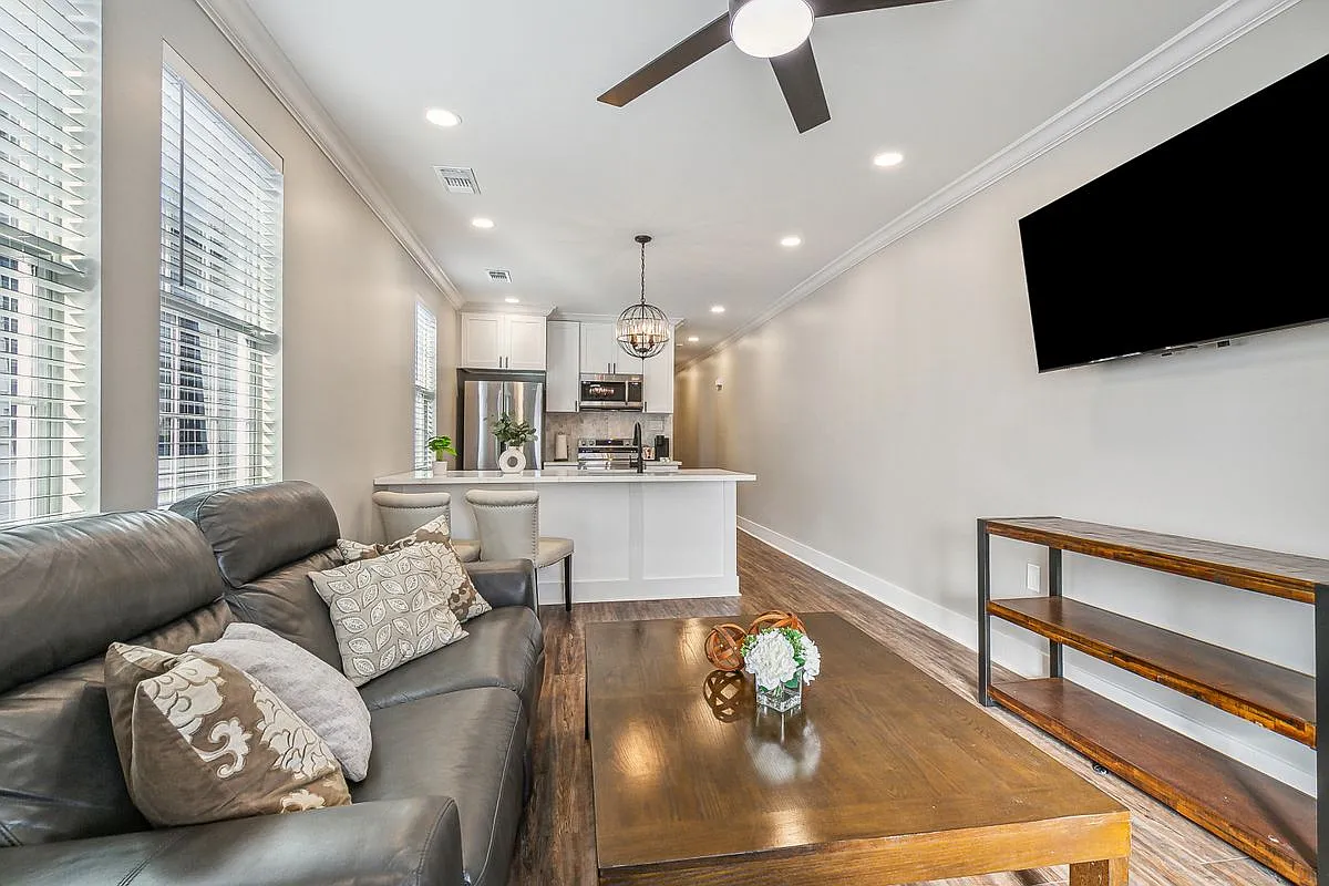 1 bed, 1.0 bath, 2016 sqft, $950 — Photo 2