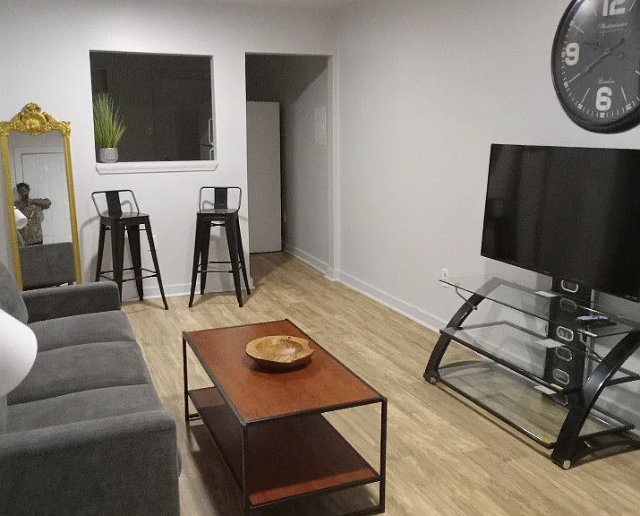 460 Robinson Ave — Photo 1