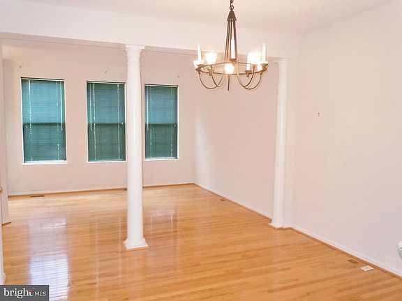 3rd image of 15465 Port Washington Ct