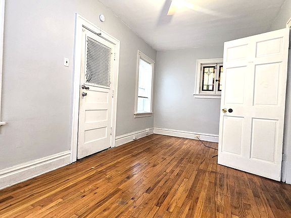 4th image of 3867 Alberta St #3867