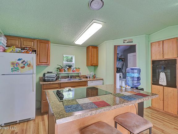 5th image of 15201 McGuire Dr