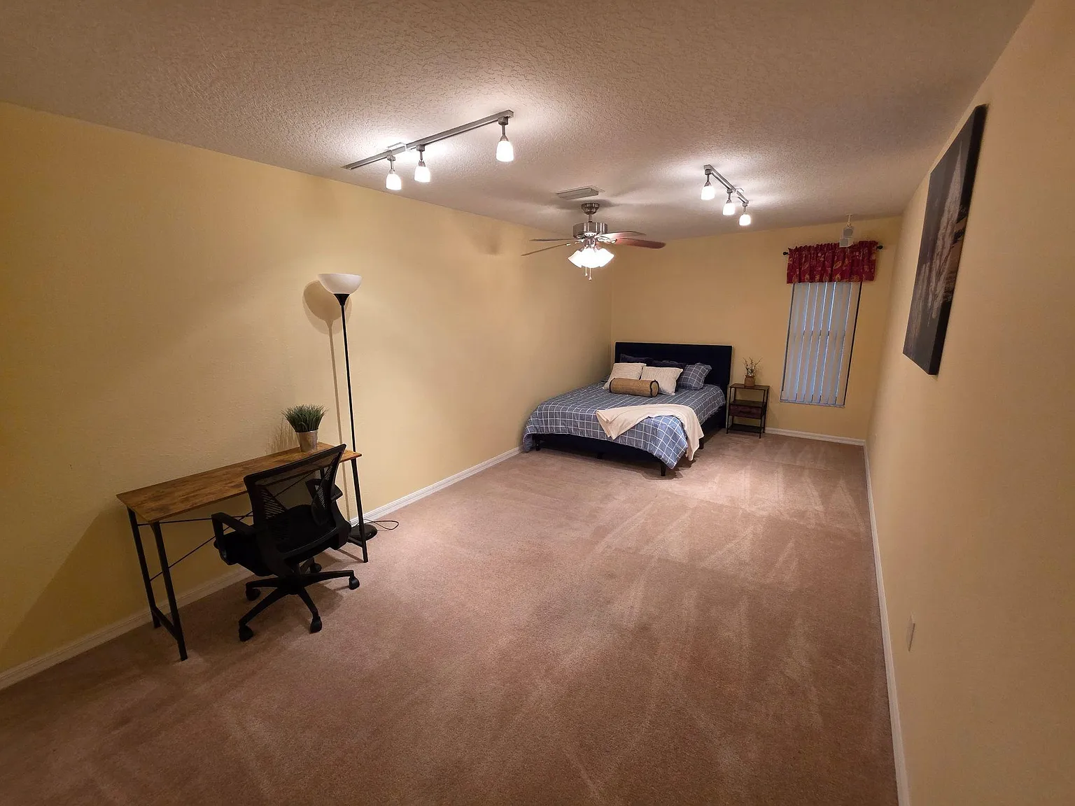 4 bed, 2.0 bath, 2262 sqft, $1,001 — Photo 3
