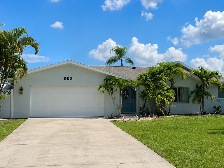 902 Bayshore Dr — Photo 2