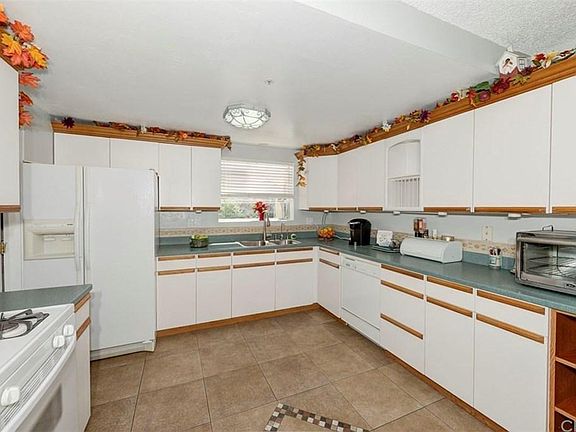 Large kitchen with plenty of cabinets and cupboards to place your kitchenware!