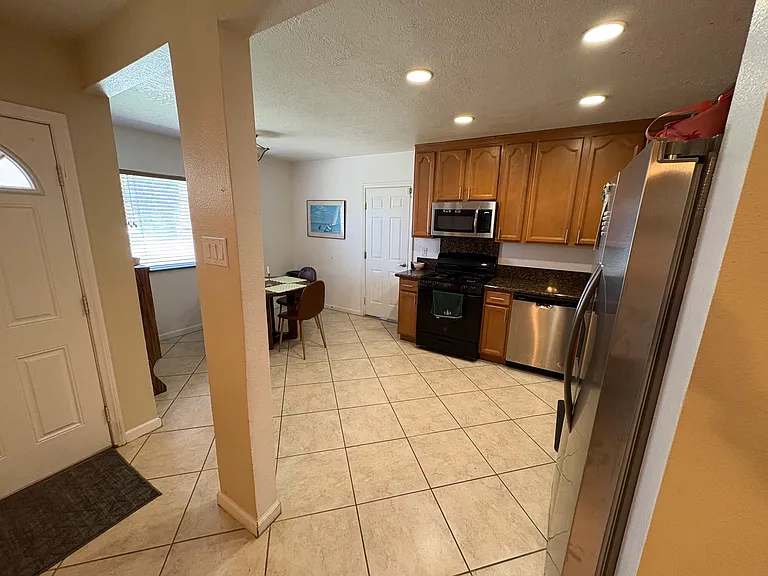 586 Augusta Dr — Photo 3