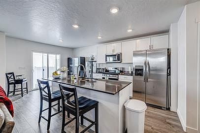 3rd image of 408 Seachaser Ln