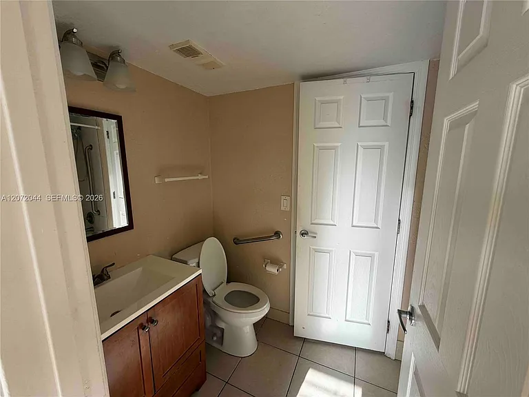 5701 Riverside Dr #204B6 — Photo 6