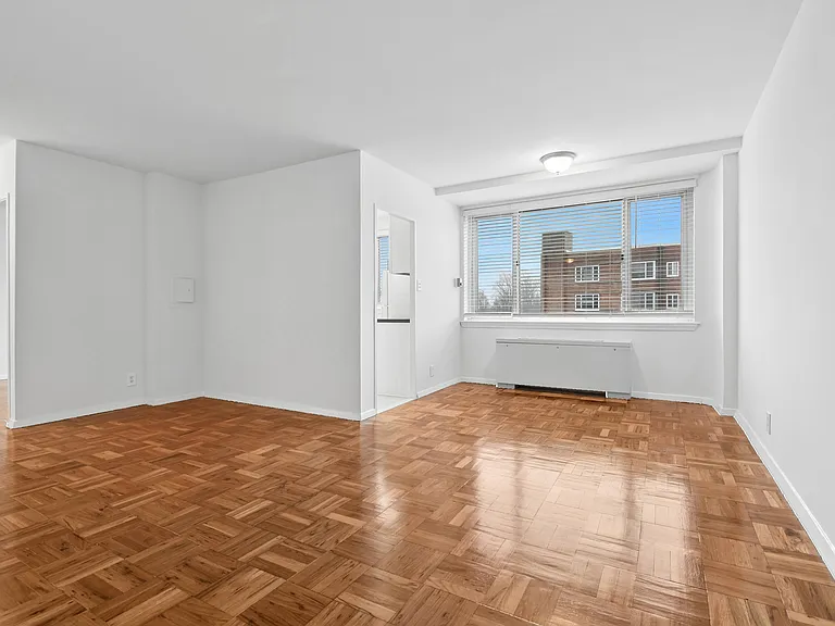 Quebec House Apartments — Photo 24