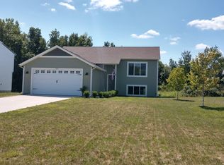 11851 Deerfield Dr, Ravenna, MI 49451
