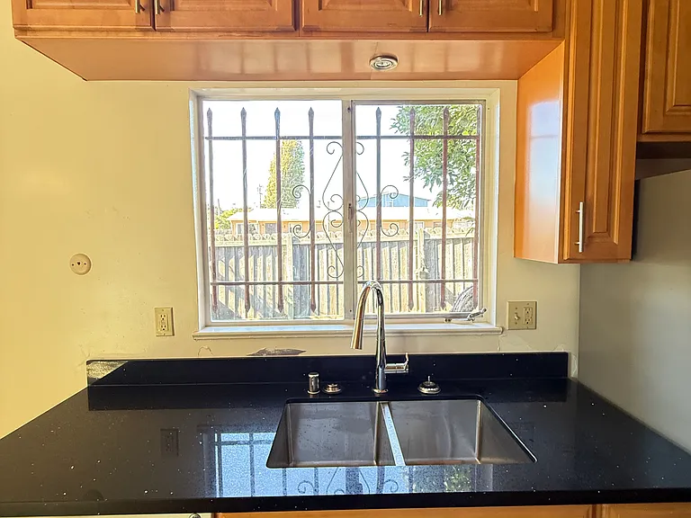 1103 Campbell St — Photo 10