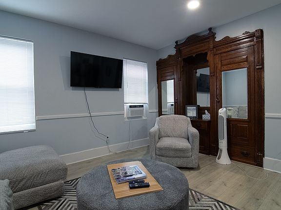 4th image of 1217 N King St