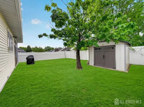 95 Pine St, Iselin, NJ 08830