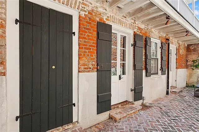 Building Photo - 829 Burgundy St #4