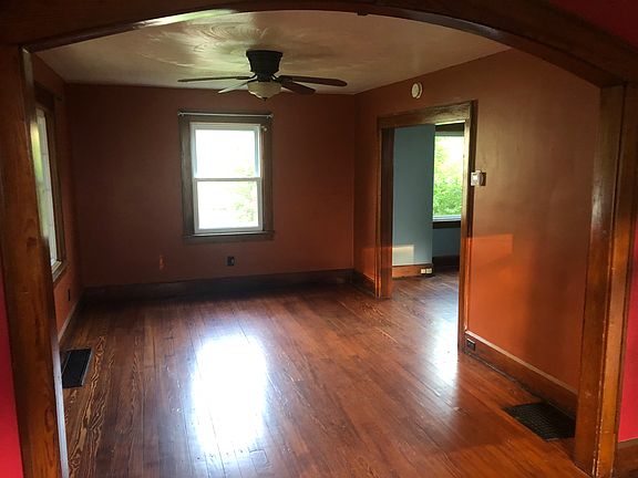 2nd image of 516 W Washington St