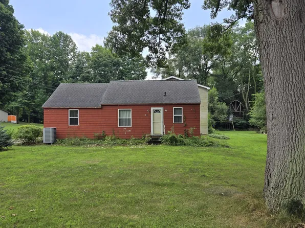 801 Terre Coupe St, Buchanan, MI 49107