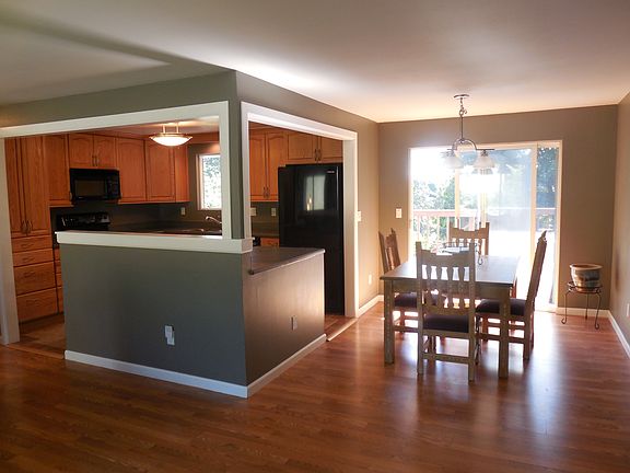 3rd image of 10 Woodcrest Dr