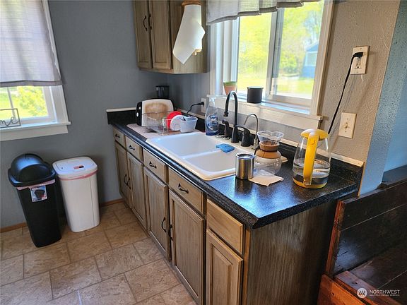 5th image of 402 N Ennis Street