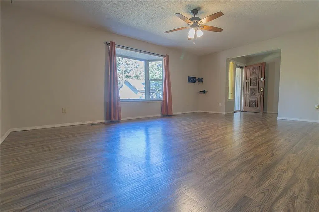 3 bed, 2124 sqft, $2,200 — Photo 2