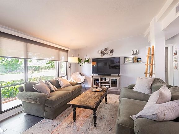 5th image of 2287R Manor Blvd N