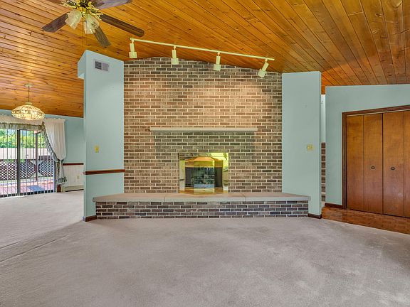 3rd image of 212 Donna St