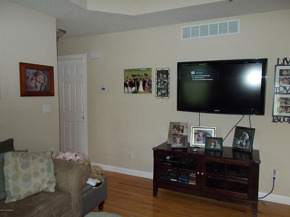 3rd image of 258 Elliott Ct