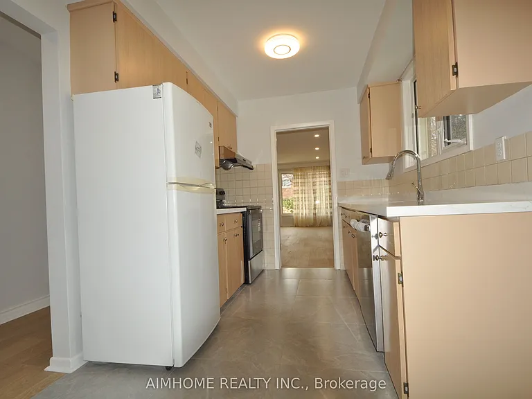 14 Dukinfield Cres #2 — Photo 4