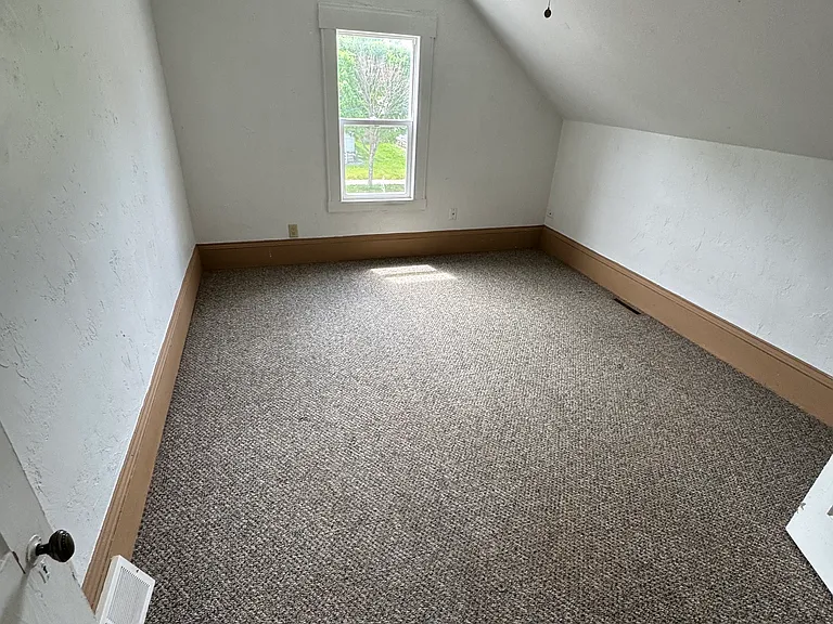 1016 Harney Ave — Photo 9