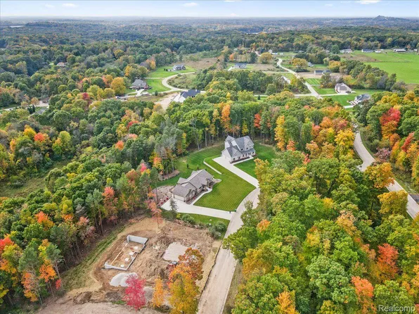 12795 Elk Run Pkwy, Holly, MI 48442