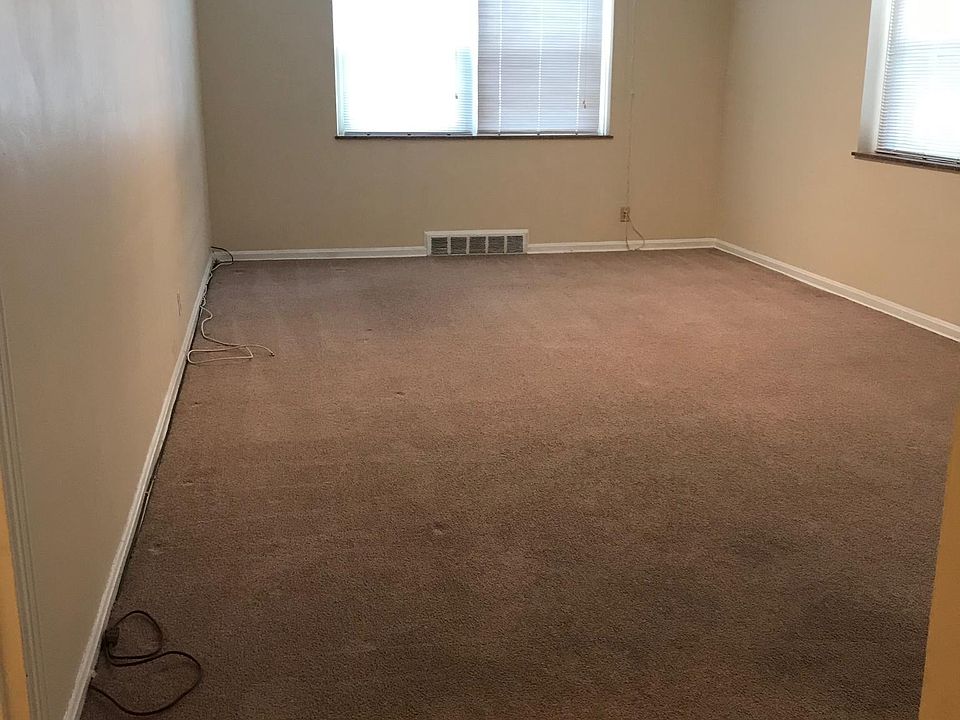 2nd image of 15925 Van Aken Blvd APT 3BE